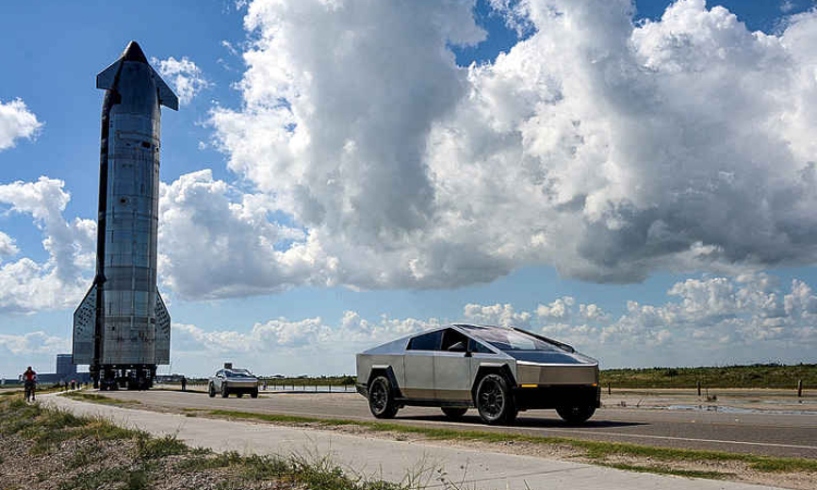 Musk's political baggage clouds prospects for SpaceX-Tesla deal